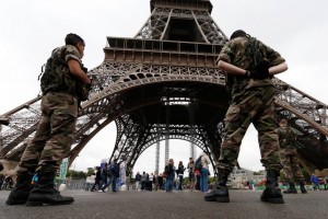 Militari francesi presidiano la Torre Eiffel, simbolo della città di Parigi e della Francia - foto tratta dal web