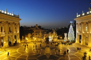Una immagine serale della piazza del Campidoglio a Roma