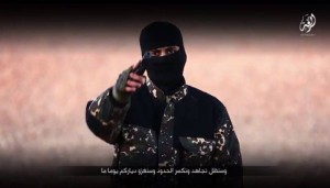 Un esponente dell'ISIS mentre minaccia in un video il governo britannico