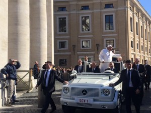 Il pontefice sulla Papa Mobile a piazza San Pietro sulla papabile