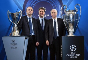 L'arrivo del trofeo della Uefa Champions league a Milano alla presenza di Michele Uva (DG FIGC - al centro) e Giuliano Pisapia (sindaco di Milano - a destra)