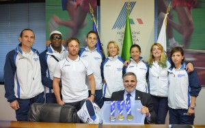 Il presidente della FISPES, Sandrino Porru con gli atleti azzurri paralimpici