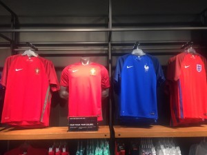 Le maglie "replica" Nike delle nazionali inglesi e francesi impegnate in Euro2016