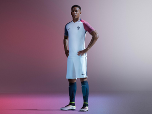 La maglia della Nazionale di calcio inglese ad euro2016 (prodotta da Nike)