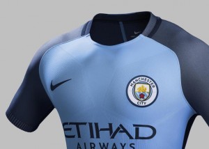 La nuova maglia (prodotta da Nike) del Manchester City (stagione 2016/17)