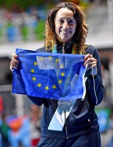 Elisa Di Francisca mostra orgogliosa la bandiera dell'UE al termina della gara -foto Bizzi per Federscherma