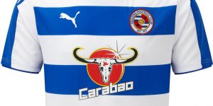 Una immagine della maglia del Reading FC, club di serie Championship sponsorizzata dall'energy drink Carabao