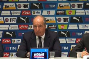 Il backdrop della FIGC con il marchio Intralot, nuovo sponsor della Nazionale azzurra