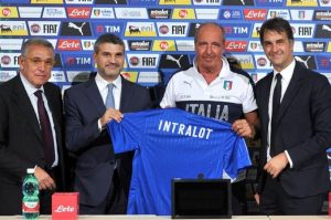 La foto dell'accordo tra Intralot, colosso del betting, e FIGC 